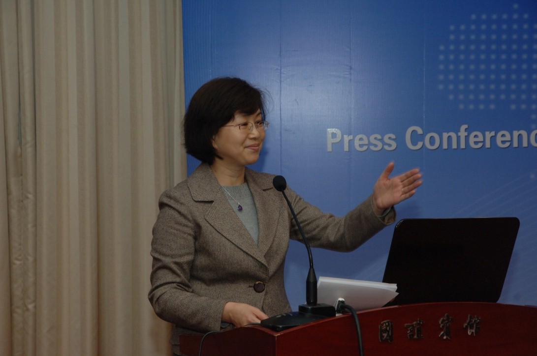 中华环保联合会副秘书长谢玉红主持会议