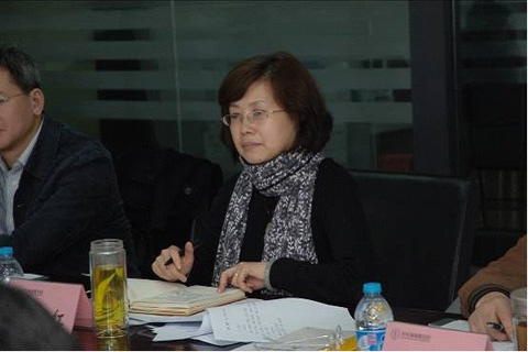 中华环保联合会副秘书长谢玉红主持会议