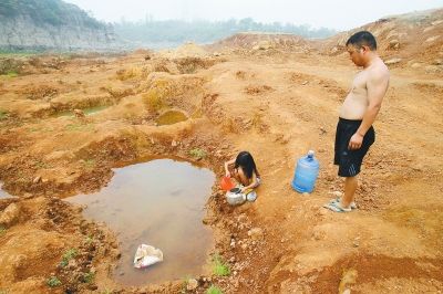 平顶山大旱 为解禾苗干渴村民夜宿地头